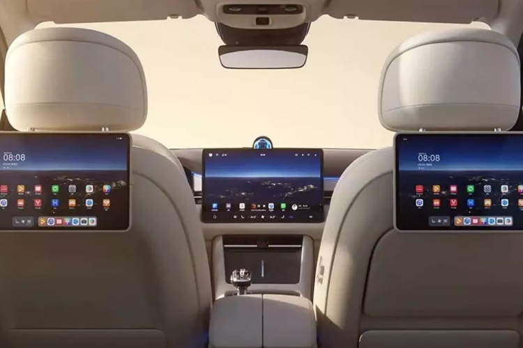 Pro được trang bị phiên bản cơ bản Huawei ADS, được hỗ trợ bởi ba radar sóng milimet, 10 camera độ nét cao và 12 radar siêu âm để thực hiện các chức năng hỗ trợ dẫn đường thông minh trên các xa lộ quốc gia và đường cao tốc đô thị như phát hiện và tránh chướng ngại vật nhỏ, người đi bộ và trên đường, chế độ canh gác, hỗ trợ đỗ xe thông minh.