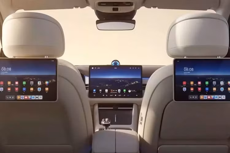 Pro được trang bị phiên bản cơ bản Huawei ADS, được hỗ trợ bởi ba radar sóng milimet, 10 camera độ nét cao và 12 radar siêu âm để thực hiện các chức năng hỗ trợ dẫn đường thông minh trên các xa lộ quốc gia và đường cao tốc đô thị như phát hiện và tránh chướng ngại vật nhỏ, người đi bộ và trên đường, chế độ canh gác, hỗ trợ đỗ xe thông minh.