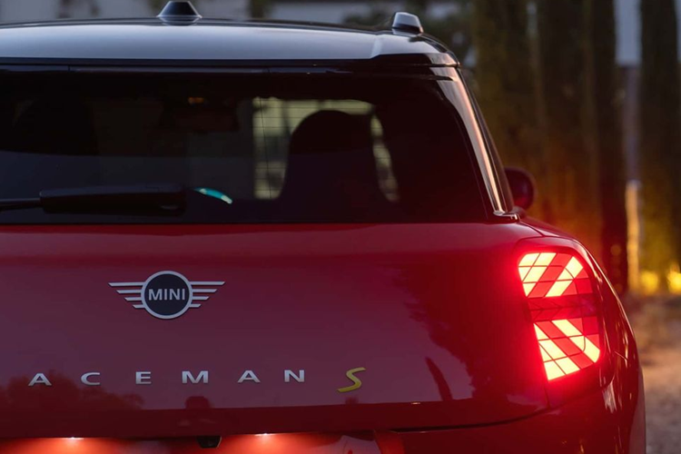 Về thiết kế, MINI Aceman vẫn được trang bị lưới tản nhiệt hình bát giác, tương tự như các mẫu MINI hiện hành. Tuy nhiên, mẫu xe vẫn tạo được dấu ấn riêng với một số chi tiết thiết kế đặc biệt.