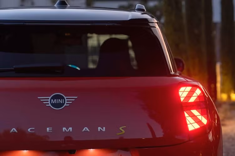 Về thiết kế, MINI Aceman vẫn được trang bị lưới tản nhiệt hình bát giác, tương tự như các mẫu MINI hiện hành. Tuy nhiên, mẫu xe vẫn tạo được dấu ấn riêng với một số chi tiết thiết kế đặc biệt.