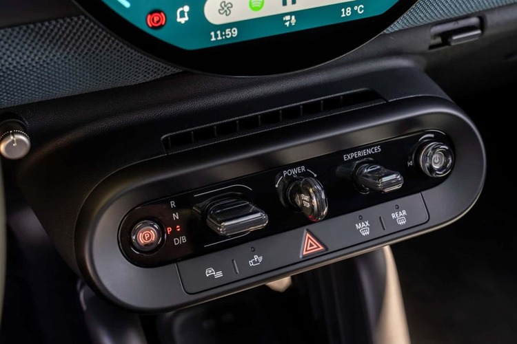 Một số tiện ích nổi bật khác có thể kể trên mẫu CUV này gồm: khay sạc điện thoại thông minh không dây, cửa sổ trời toàn cảnh và đèn nền đa màu.