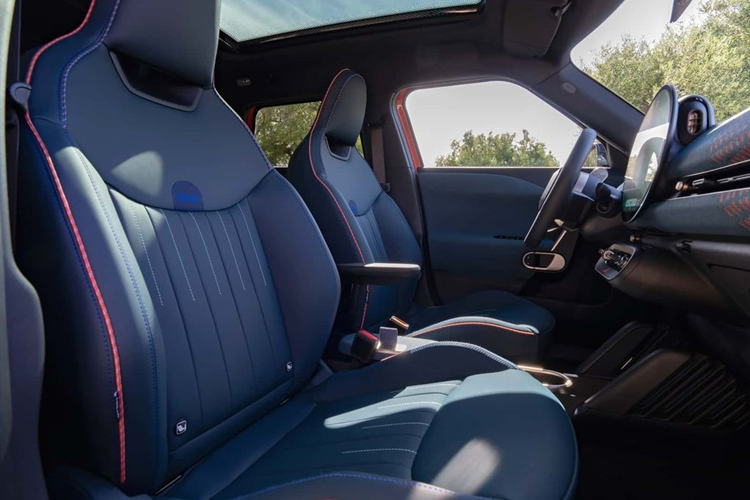 Phần trên cùng của màn hình tròn hiển thị nhiệt độ khí hậu và các thông tin lái xe quan trọng như tốc độ và mức sạc pin. Khu vực cố định phía dưới của màn hình chứa các nút điều khiển cho hệ thống định vị, giải trí và điện thoại.