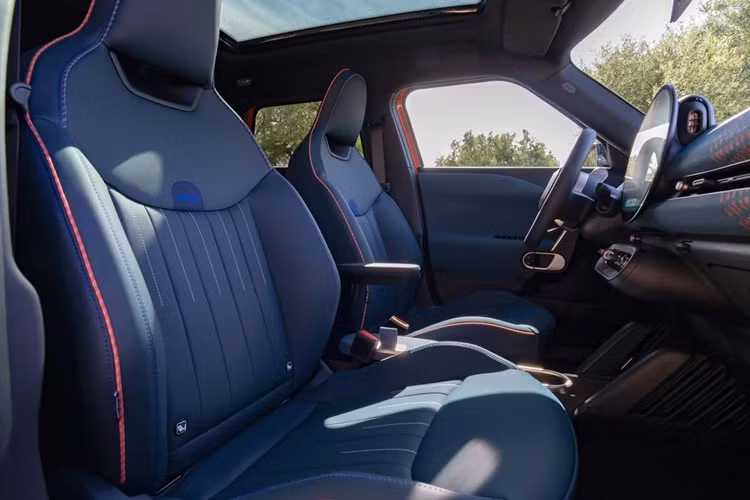 Phần trên cùng của màn hình tròn hiển thị nhiệt độ khí hậu và các thông tin lái xe quan trọng như tốc độ và mức sạc pin. Khu vực cố định phía dưới của màn hình chứa các nút điều khiển cho hệ thống định vị, giải trí và điện thoại.