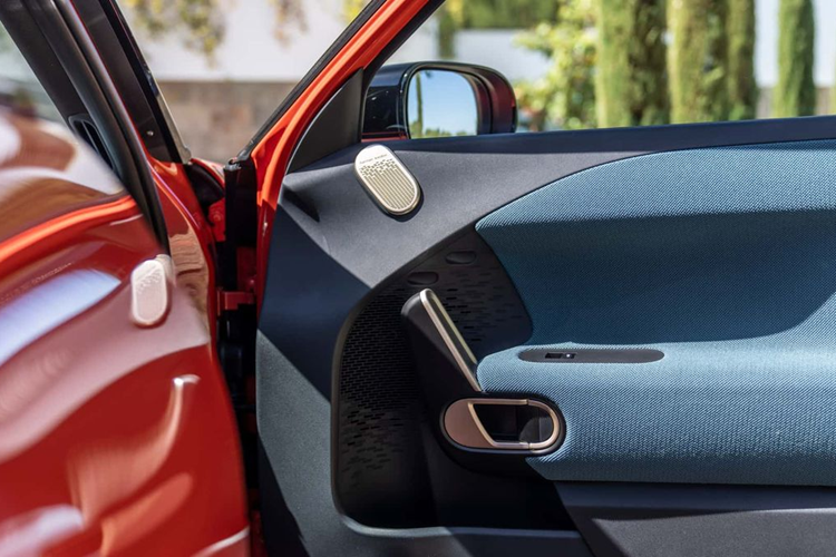 Về truyền động, MINI Aceman bản E và SE có thông số gần như tương đồng. Với bản E tiêu chuẩn, xe được trang bị mô-tơ điện đơn cho công suất 184 mã lực, mô-men xoắn 289 Nm đi kèm pin dung lượng 42.5 kWh cho tầm vận hành 310 km.