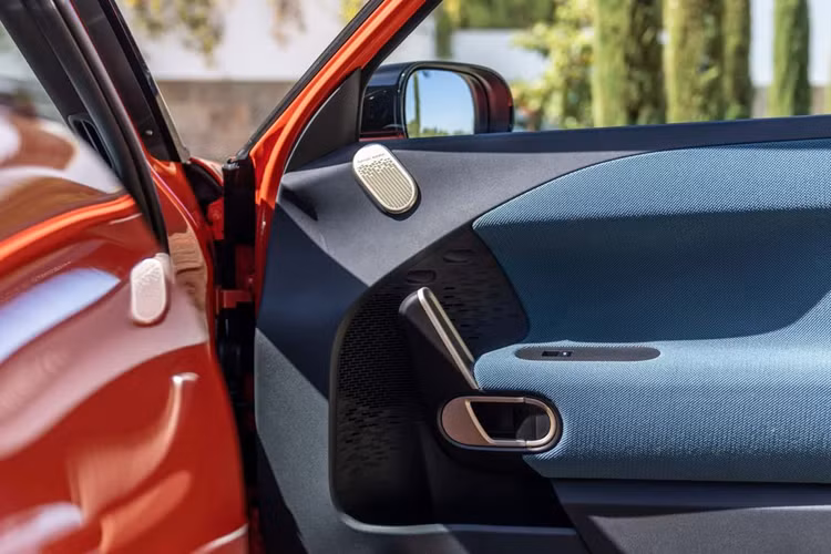 Về truyền động, MINI Aceman bản E và SE có thông số gần như tương đồng. Với bản E tiêu chuẩn, xe được trang bị mô-tơ điện đơn cho công suất 184 mã lực, mô-men xoắn 289 Nm đi kèm pin dung lượng 42.5 kWh cho tầm vận hành 310 km.