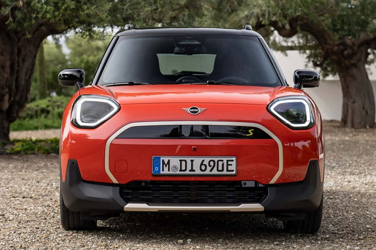 Theo đó, mẫu xe điện MINI Aceman được sản xuất bởi Spotlight Automotive, một liên doanh thành lập bởi BMW và Great Wall Motor (GWM). Xe có tên mã J05 và được cung cấp với hai biến thể, gồm E và SE.