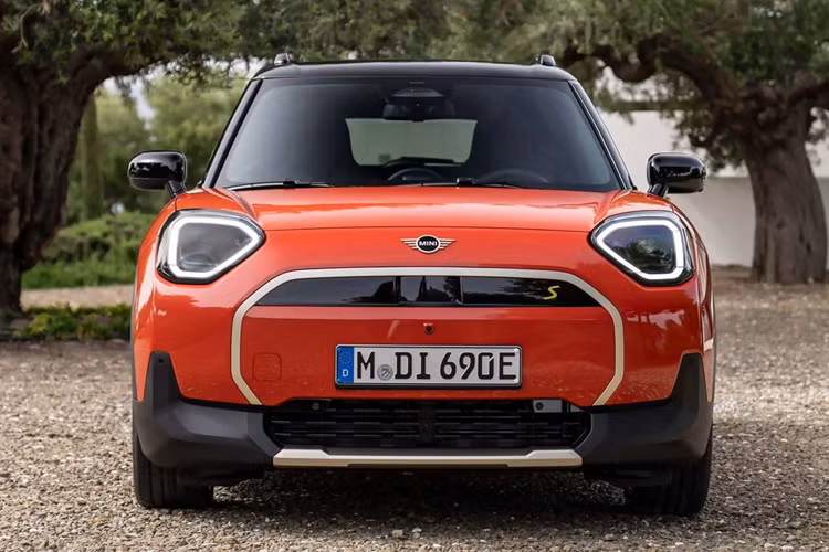 Theo đó, mẫu xe điện MINI Aceman được sản xuất bởi Spotlight Automotive, một liên doanh thành lập bởi BMW và Great Wall Motor (GWM). Xe có tên mã J05 và được cung cấp với hai biến thể, gồm E và SE.