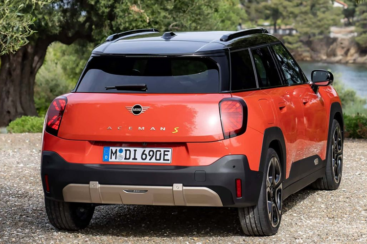 Trong khi đó, bản SE cao cấp hơn cũng dùng mô-tơ đơn nhưng thông số nhỉnh hơn một chút ở 218 mã lực, mô-men xoắn 329 Nm. Pin dung lượng 54,2 kWh cũng cho bản này tầm vận hành trội hơn ở 405 km mỗi lần sạc.