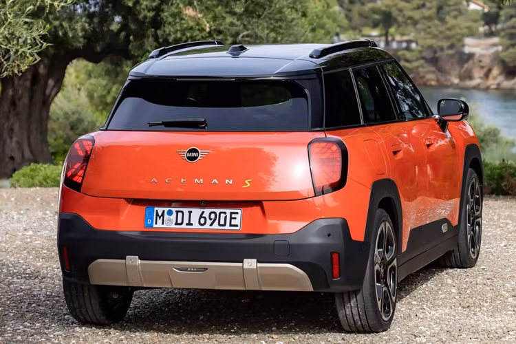 Trong khi đó, bản SE cao cấp hơn cũng dùng mô-tơ đơn nhưng thông số nhỉnh hơn một chút ở 218 mã lực, mô-men xoắn 329 Nm. Pin dung lượng 54,2 kWh cũng cho bản này tầm vận hành trội hơn ở 405 km mỗi lần sạc.