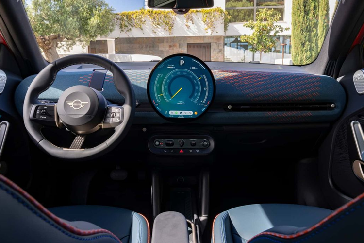 Bên trong cabin, MINI Aceman được trang bị màn hình OLED kích thước 9,5 inch nằm ở vị trí trung tâm của bảng điều khiển. Màn hình này chạy phần mềm Mini OS 9, cho phép ra lệnh bằng giọng nói cho tất cả các chức năng lái xe.