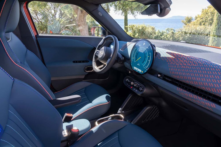 Điển hình như đèn chạy ban ngày LED và đèn hậu Matrix phía sau có thể luân phiên giữa ba chế độ và đồ họa. Tay nắm cửa dạng ẩn và kính sau vát giúp tăng tính khí động học, trong khi thềm cửa sơn đen mờ mang lại cho chiếc CUV vẻ ngoài cứng cáp hơn.