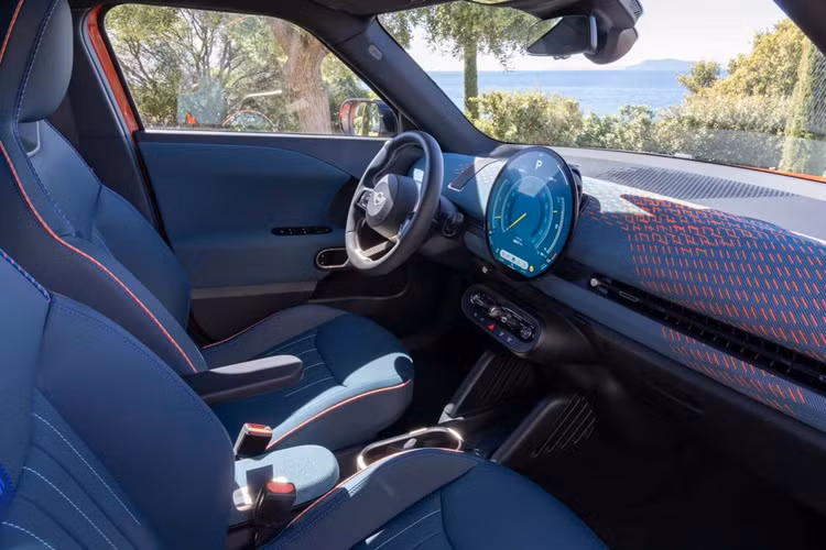 Điển hình như đèn chạy ban ngày LED và đèn hậu Matrix phía sau có thể luân phiên giữa ba chế độ và đồ họa. Tay nắm cửa dạng ẩn và kính sau vát giúp tăng tính khí động học, trong khi thềm cửa sơn đen mờ mang lại cho chiếc CUV vẻ ngoài cứng cáp hơn.