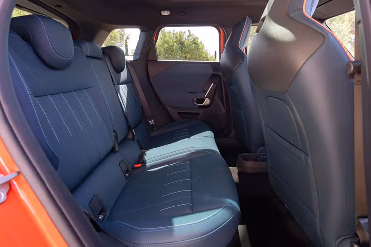 Nhìn vào hình ảnh có thể thấy nhà sản xuất vẫn giữ lại một loạt các phím tắt vật lý cần thiết bên dưới màn hình, bao gồm cần số, nút khởi động/dừng, phanh tay, chế độ lái hay âm lượng.