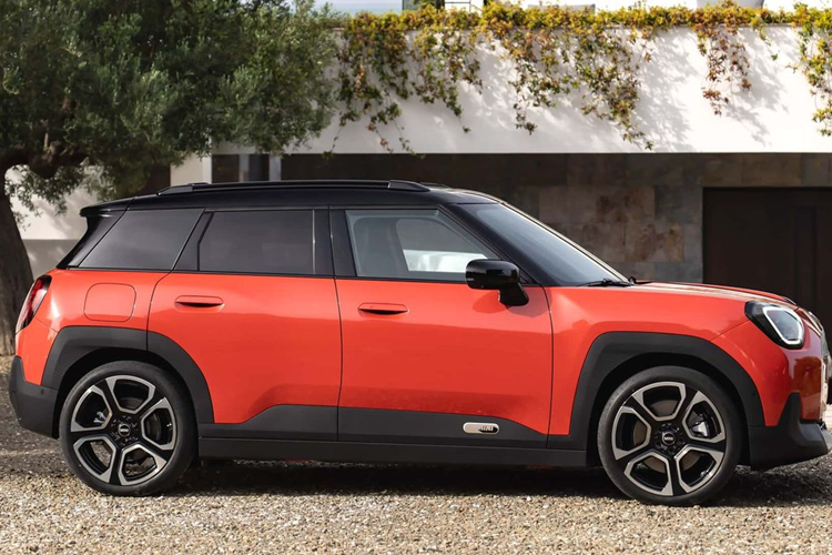 Về kích thước, MINI Aceman có chiều dài x rộng x cao lần lượt là 4.075 x 1.754 x 1.495mm. Số đo này của Aceman ngắn hơn Countryman 354 mm và dài hơn Cooper 217 mm, “vừa vặn” thay thế cho dòng Clubman mới bị "khai tử".