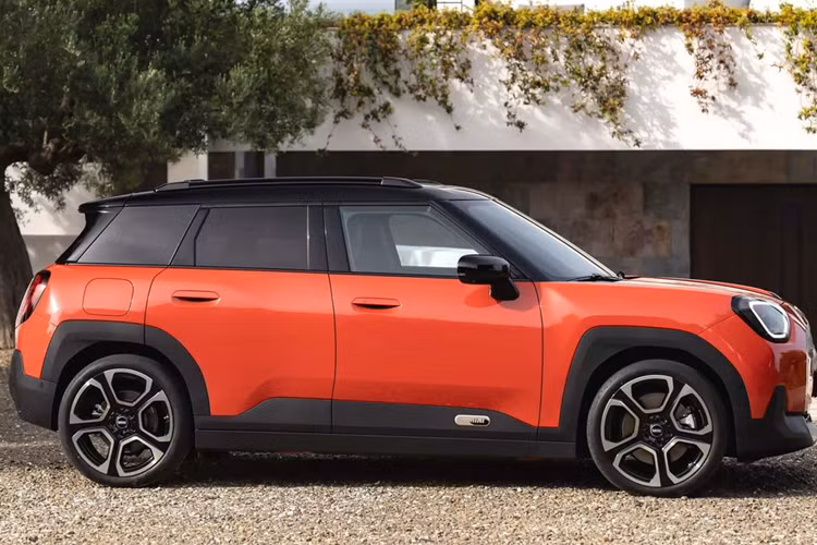 Về kích thước, MINI Aceman có chiều dài x rộng x cao lần lượt là 4.075 x 1.754 x 1.495mm. Số đo này của Aceman ngắn hơn Countryman 354 mm và dài hơn Cooper 217 mm, “vừa vặn” thay thế cho dòng Clubman mới bị "khai tử".