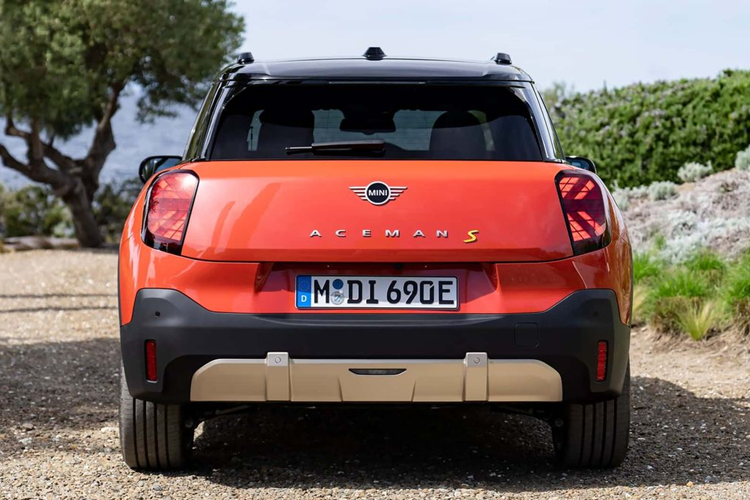 Cũng chỉ bản này có công nghệ sạc nhanh 10 lên 80% pin trong 30 phút. Giá xe MINI Aceman 2025 vẫn chưa được công bố chính thức. Dự kiến việc sản xuất mẫu CU này sẽ bắt đầu vào cuối năm nay.