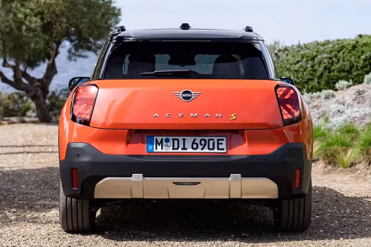 Cũng chỉ bản này có công nghệ sạc nhanh 10 lên 80% pin trong 30 phút. Giá xe MINI Aceman 2025 vẫn chưa được công bố chính thức. Dự kiến việc sản xuất mẫu CU này sẽ bắt đầu vào cuối năm nay.