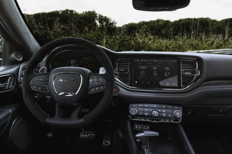 Đây là phiên bản đặc biệt thứ tư cho năm 2025 của dòng xe Dodge Durango SRT Hellcat. Vậy điều gì làm cho chiếc này nổi bật? Không nhiều, nhưng mẫu xe SUV Dodge Durango SRT Hellcat Brass Monkey có ngoại thất Red Oxide với nắp capo Satin Black và ống xả màu đen.