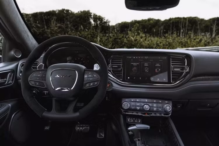 Đây là phiên bản đặc biệt thứ tư cho năm 2025 của dòng xe Dodge Durango SRT Hellcat. Vậy điều gì làm cho chiếc này nổi bật? Không nhiều, nhưng mẫu xe SUV Dodge Durango SRT Hellcat Brass Monkey có ngoại thất Red Oxide với nắp capo Satin Black và ống xả màu đen.