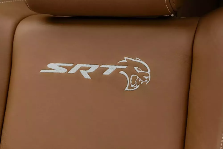 Chúng được kết hợp với vô lăng bằng da và da lộn, đường khâu nhấn màu bạc/nâu đỏ và bảng điều khiển bọc. Những điểm nổi bật khác bao gồm trần xe bằng da lộn, viền sợi carbon rèn và điểm nhấn bằng crôm đen. Ngoài những điểm nhấn đặc biệt, Dodge Durango SRT Hellcat Brass Monkey còn được trang bị cửa sổ trời, bộ sạc điện thoại thông minh không dây và hệ thống thông tin giải trí 10,1 inch.