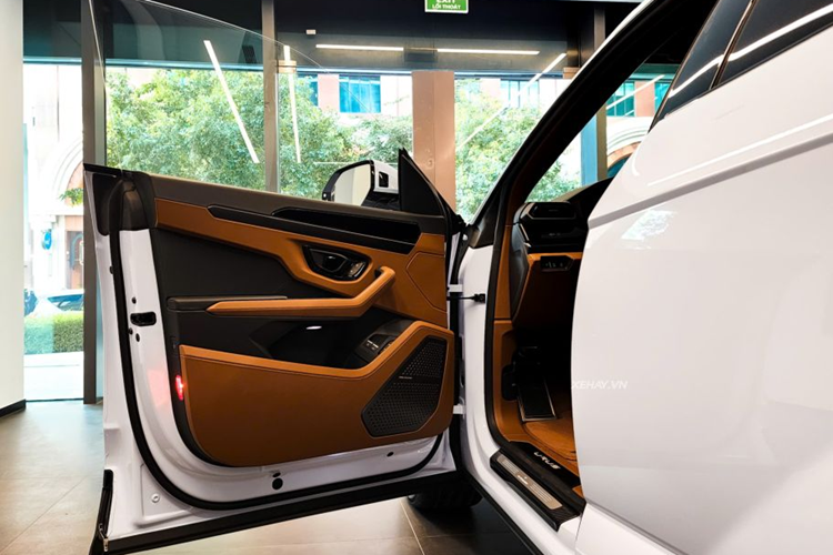 Ngoài ra, xe được trang bị pin 25,9 kWh, mang đến phạm vi hoạt động thuần điện lên đến 55 km. Tuy nhiên, trọng lượng của xe đã tăng thêm 300 kg so với phiên bản Urus chạy động cơ thông thường, lên mức 2.540 kg.