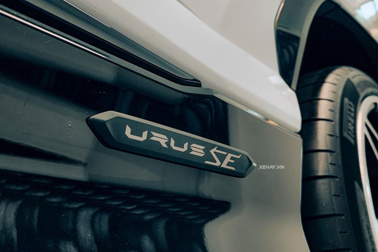 Ở phía sau, cửa khoang hành lý cũng được thiết kế lại hoàn toàn, mang đến cảm giác liên tục, cụm đèn hậu được kết nối với đèn chữ “Y” và bộ khuếch tán tạo cảm giác hài hoà. Cùng với cánh gió mới, bộ khuếch tán giúp tăng lực ép xuống phía sau thêm 35% ở tốc độ cao so với Urus S, cải thiện độ ổn định của xe.