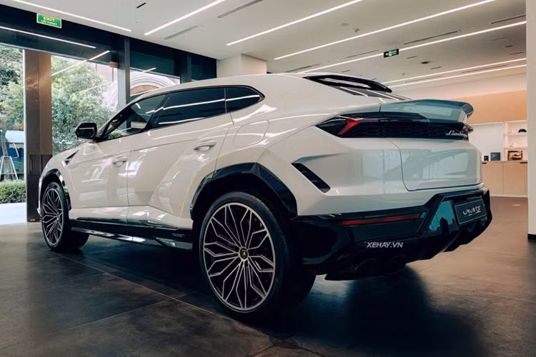 Nội thất của Lamborghini Urus SE cũng được nâng cấp với màn hình 12,3 inch (các phiên bản khác có màn hình 10,1 inch) có đồ họa được cập nhật trực quan hơn. Một số thay đổi đáng chú ý khác bao gồm thiết kế cửa gió điều hòa, chất liệu bọc ghế và bảng taplo.