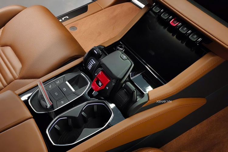 So với phiên bản tiêu chuẩn, thiết kế của Lamborghini Urus SE được thay đổi nhẹ để nhấn mạnh vào sự năng động, làm nổi bật tính thể thao và vẻ ngoài nam tính. Phần đầu xe gây ấn tượng với mui xe mới cùng các thiết kế nổi.