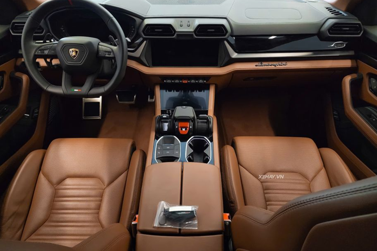 Trên Lamborghini Urus SE cũng xuất hiện bộ ly hợp đa đĩa điện-thủy lực mới giúp phân phối lực kéo tùy nhu cầu sử dụng linh hoạt của trục trước và sau. Trang bị này kết hợp với vi sai chống trượt ảo phía sau thay thế vi sai vật lý cũ.