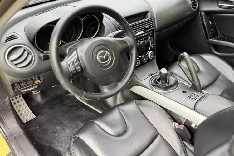 Nghe đến đây nhiều người đã đoán ra rằng ai chính là người đã chi 1,4 tỷ đồng để mua chiếc Mazda RX-8 này rồi, đó không ai khác ngoài doanh nhân sở hữu bộ sưu tập xe lớn nhất Việt Nam và cả ở Asean, giá trị ước tính 4.000 tỷ đồng, với 700 xe, và Mazda RX-8 được cho khoảng 3 xe.