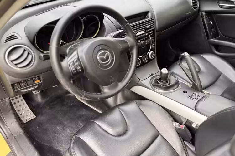 Nghe đến đây nhiều người đã đoán ra rằng ai chính là người đã chi 1,4 tỷ đồng để mua chiếc Mazda RX-8 này rồi, đó không ai khác ngoài doanh nhân sở hữu bộ sưu tập xe lớn nhất Việt Nam và cả ở Asean, giá trị ước tính 4.000 tỷ đồng, với 700 xe, và Mazda RX-8 được cho khoảng 3 xe.