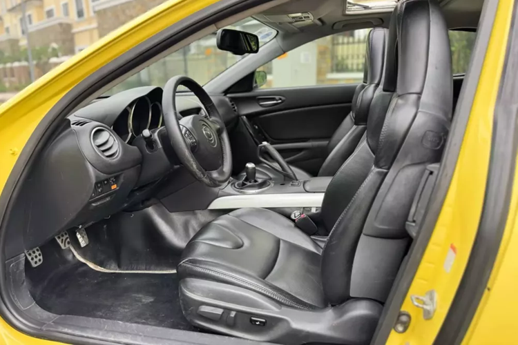 Với 1 chiếc Mazda RX-8 độ wide bodykit, lại còn số sàn, và giá công khai 1,4 tỷ đồng, chủ nhân của xe chắc hẳn sẽ sớm mang xuống phố để nhận được sự quan tâm của các tay chơi xe khác, tuy nhiên, xe hiện cất trong garage nhưng không rõ ở Tây Nguyên hay TP HCM.