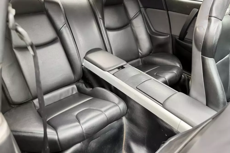 So với 2 xe còn lại mình sở hữu đều hộp số tự động, điểm nổi bật nhất trên chiếc xe thể thao Mazda RX-8 này ngoài việc được trang bị số sàn, mà ngoại thất xe đã được độ body kit thân rộng, nhìn khá bắt mắt, điều này đã làm cho chiều rộng của xe tăng kích thước đáng kể.