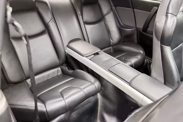 So với 2 xe còn lại mình sở hữu đều hộp số tự động, điểm nổi bật nhất trên chiếc xe thể thao Mazda RX-8 này ngoài việc được trang bị số sàn, mà ngoại thất xe đã được độ body kit thân rộng, nhìn khá bắt mắt, điều này đã làm cho chiều rộng của xe tăng kích thước đáng kể.