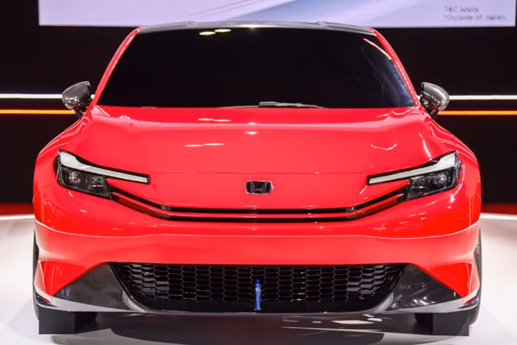 Phía sau có thanh đèn LED trải dài toàn bộ chiều rộng đuôi xe đi cùng cánh lướt gió và cản sau màu đen bóng.