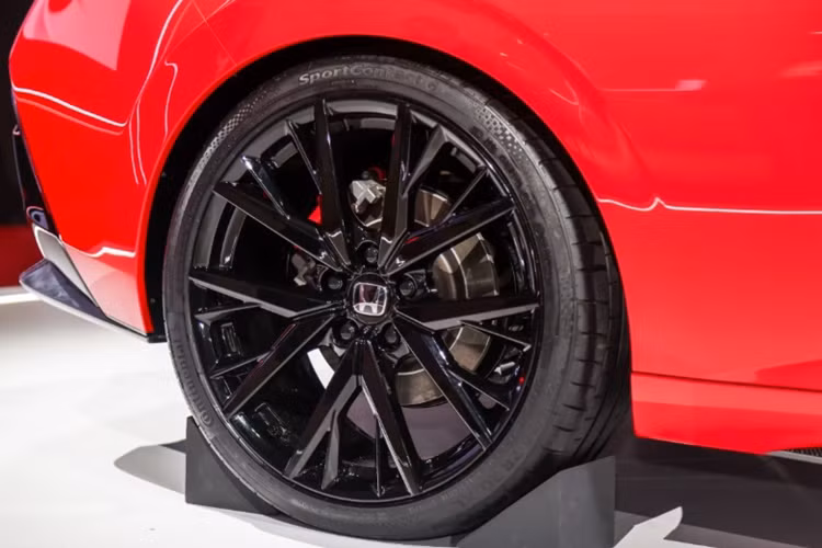 Honda Prelude Concept được trang bị bộ mâm đa chấu kích thước 20 inch sơn đen đậm chất thể thao, đi cùng cùm phanh Brembo hiệu năng cao. Xe còn có ốp gương chiếu hậu cùng nhiều chi tiết khác ở ngoại thất làm bằng chất liệu carbon để tối ưu trọng lượng cho xe.