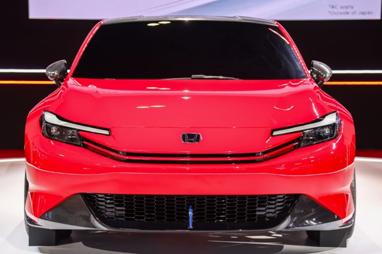 Phía sau có thanh đèn LED trải dài toàn bộ chiều rộng đuôi xe đi cùng cánh lướt gió và cản sau màu đen bóng.