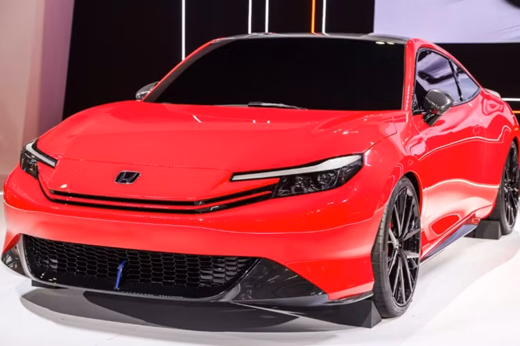 Honda Prelude Concept sở hữu ngoại thất màu đỏ cùng thiết kế hiện đại, khỏe khoắn. Phần đầu xe gây ấn tượng với cặp đèn pha sắc nét nối liền với thanh đèn LED được bố trí ngay phía trên nơi gắn biển số. Phần dưới của cản được hoàn thiện bằng màu đen với họa tiết dạng lưới và có chi tiết thiết kế dọc nhỏ màu xanh lam.