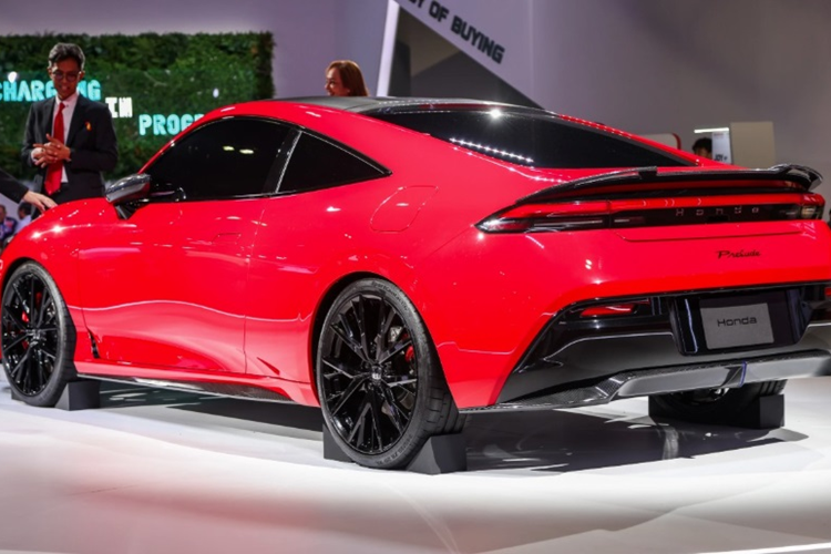 Hệ thống này sử dụng động cơ điện làm nguồn động lực chính, được hỗ trợ bởi động cơ xăng. Động cơ xăng cũng có thể truyền động trực tiếp đến bánh xe thông qua hộp số một cấp. Điều này đồng nghĩa với việc Prelude sẽ không có hộp số sàn.