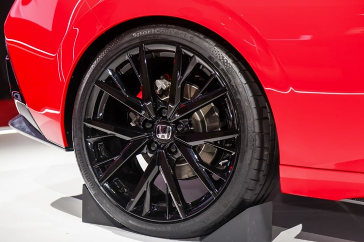 Honda Prelude Concept được trang bị bộ mâm đa chấu kích thước 20 inch sơn đen đậm chất thể thao, đi cùng cùm phanh Brembo hiệu năng cao. Xe còn có ốp gương chiếu hậu cùng nhiều chi tiết khác ở ngoại thất làm bằng chất liệu carbon để tối ưu trọng lượng cho xe.