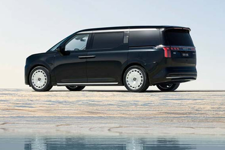 Mẫu xe được làm mới đã cải thiện đáng kể doanh số của Zeekr 009, vì mẫu 009 trước đó chỉ bán được 2.907 chiếc trong nửa đầu năm 2024. Với mẫu xe mới, mẫu 009 2024 đã bán được tổng cộng 16.701 chiếc trước khi kết thúc năm.