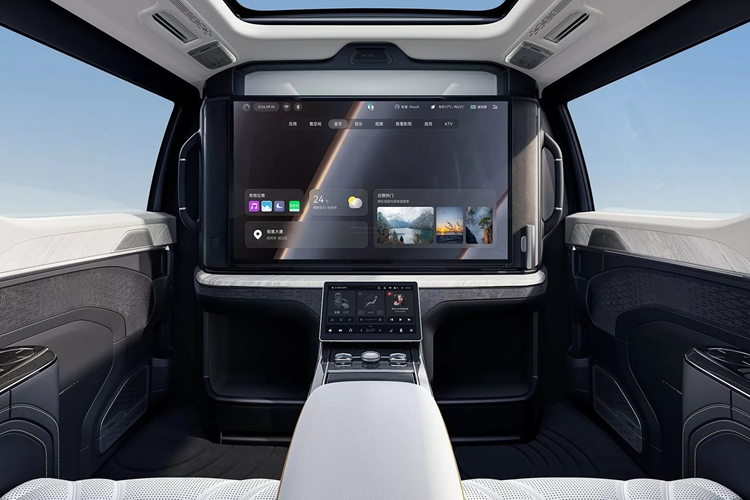 Chiếc xe này cũng đã được ra mắt tại Malaysia và gần đây hơn là tại Singapore, mẫu xe MPV điện cũng đã được các nhân viên bán hàng của Zeekr Việt Nam tiết lộ về nước trong năm nay, nhưng có lẽ sẽ phải sang năm. Zeekr 009 2024 có kích thước lớn 5217/2024/1812 mm, với chiều dài cơ sở 3205 mm.