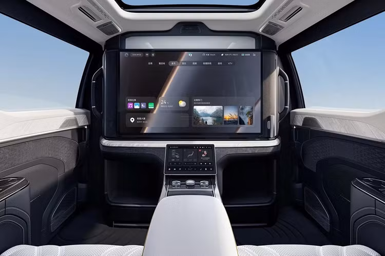 Chiếc xe này cũng đã được ra mắt tại Malaysia và gần đây hơn là tại Singapore, mẫu xe MPV điện cũng đã được các nhân viên bán hàng của Zeekr Việt Nam tiết lộ về nước trong năm nay, nhưng có lẽ sẽ phải sang năm. Zeekr 009 2024 có kích thước lớn 5217/2024/1812 mm, với chiều dài cơ sở 3205 mm.