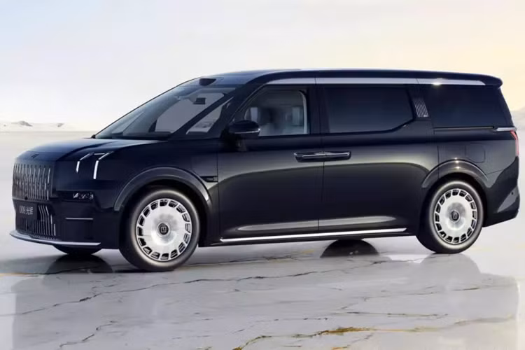 Xe MPV Zeekr 009 tại Trung Quốc có nhiều phiên bản khác nhau bao gồm phiên bản 6 chỗ, phiên bản 7 chỗ và phiên bản Zeekr 009 Grand siêu sang 4 chỗ . Mẫu xe này lần đầu tiên được ra mắt vào năm 2022 và gần đây đã được nâng cấp vào mùa hè năm nay.