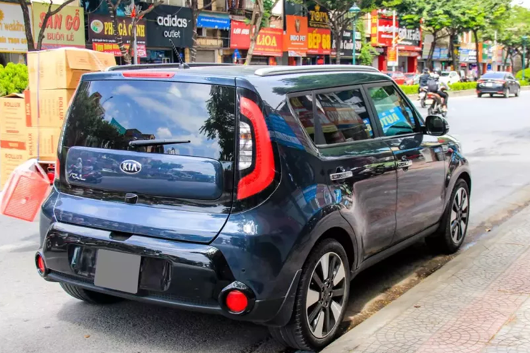 Kia Soul được trang bị khá nhiều công nghệ an toàn như hệ thống ổn định thân xe, hỗ trợ lực phanh khẩn cấp, phân phối lực phanh điện tử, cân bằng điện tử, camera lùi, cảm biến đỗ xe trước, sau. Dù chiếc xe đã 10 năm tuổi nhưng nguồn gốc nhập khẩu giúp Kia Soul được lòng khá nhiều người dùng ưa mác “xe nhập”.