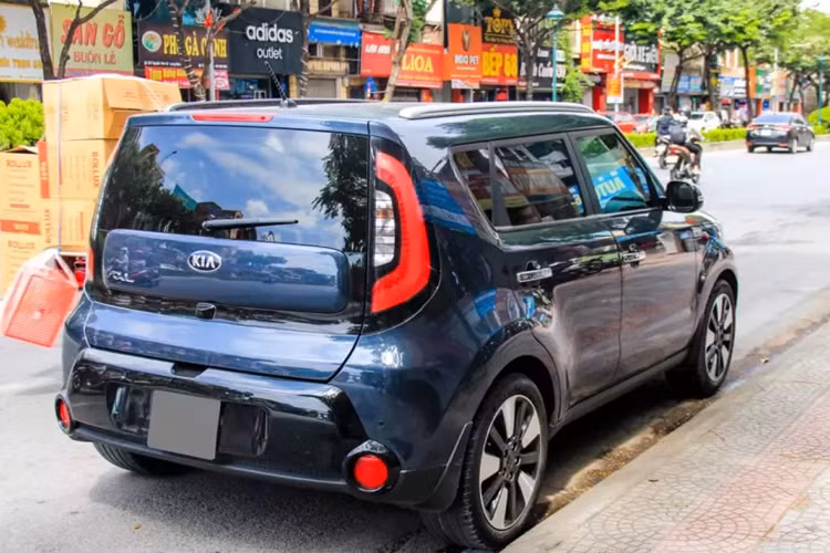 Kia Soul được trang bị khá nhiều công nghệ an toàn như hệ thống ổn định thân xe, hỗ trợ lực phanh khẩn cấp, phân phối lực phanh điện tử, cân bằng điện tử, camera lùi, cảm biến đỗ xe trước, sau. Dù chiếc xe đã 10 năm tuổi nhưng nguồn gốc nhập khẩu giúp Kia Soul được lòng khá nhiều người dùng ưa mác “xe nhập”.