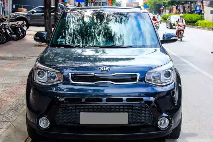 Kia Soul tại Việt Nam là đại diện xe Hàn “độc lạ” tham gia phân khúc này, xe được đưa về Việt Nam dưới dạng nhập khẩu. Với mức giá xấp xỉ 800 triệu cho Kia Soul bản cao cấp, dù thấp hơn Nissan Juke nhưng vẫn còn rất cao so với mặt bằng chung lúc đó, nhất là khi đó lại là một mẫu xe Hàn.