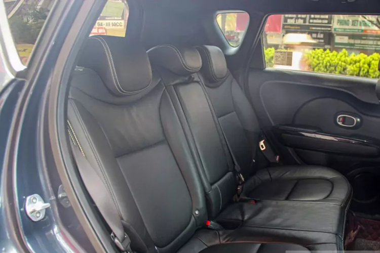 Kia Soul thu hút sự chú ý của nữ giới, nhưng cánh mày râu lại không quan tâm đến mẫu xe này và thường bị chê xấu. Tuy vậy, thiết kế hơi hướng Kei car này rất tối ưu nội thất, không gian bên trong khá rộng rãi cho 1 gia đình 4 thành viên cùng hành lý phía sau xe.