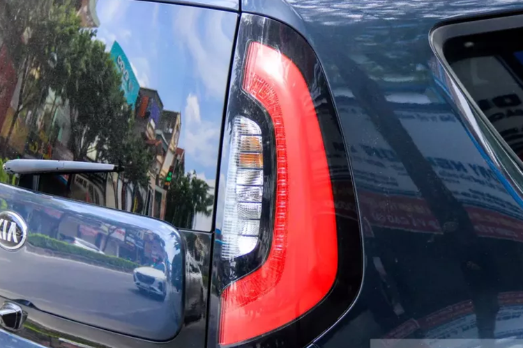 Thêm vào đó, các tiện nghi của xe khá đa dạng như ghế lái chỉnh điện 10 hướng tích hợp sưởi, làm mát, điều hoà tự động, đèn pha tự động, xe đã có cruise control, đề nổ start-stop, 3 chế độ lái (Normal, Comfort, Sport).