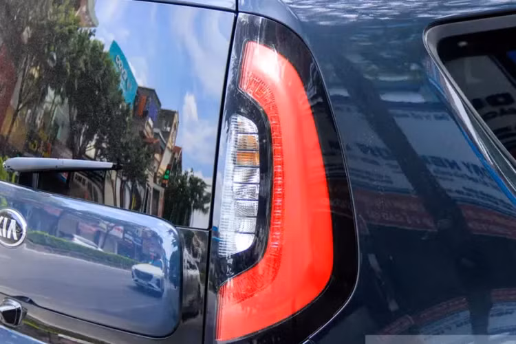 Thêm vào đó, các tiện nghi của xe khá đa dạng như ghế lái chỉnh điện 10 hướng tích hợp sưởi, làm mát, điều hoà tự động, đèn pha tự động, xe đã có cruise control, đề nổ start-stop, 3 chế độ lái (Normal, Comfort, Sport).